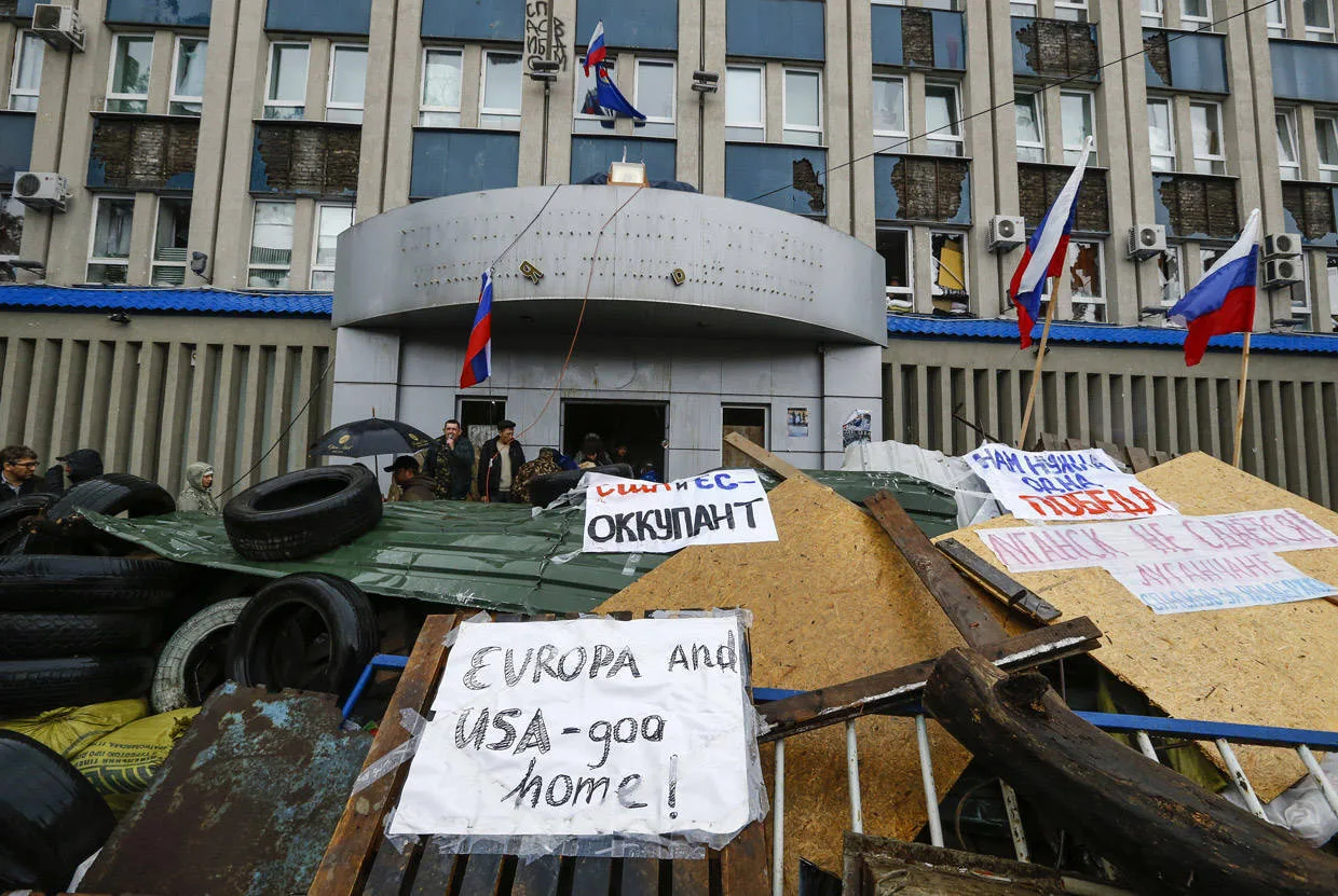💪🏻 6 апреля 2014 года участники митинга в Луганске, выступавшие за защиту своих конст...