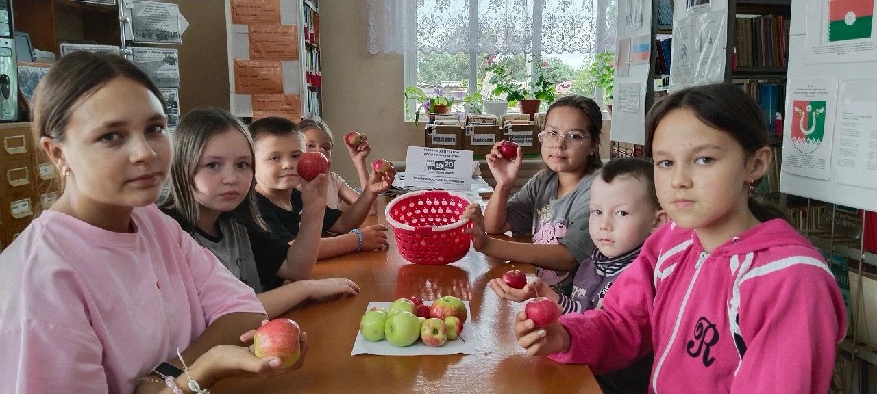 19 августа в Олорской сельской библиотеке состоялся познавательный час, посвящённый Ябл...