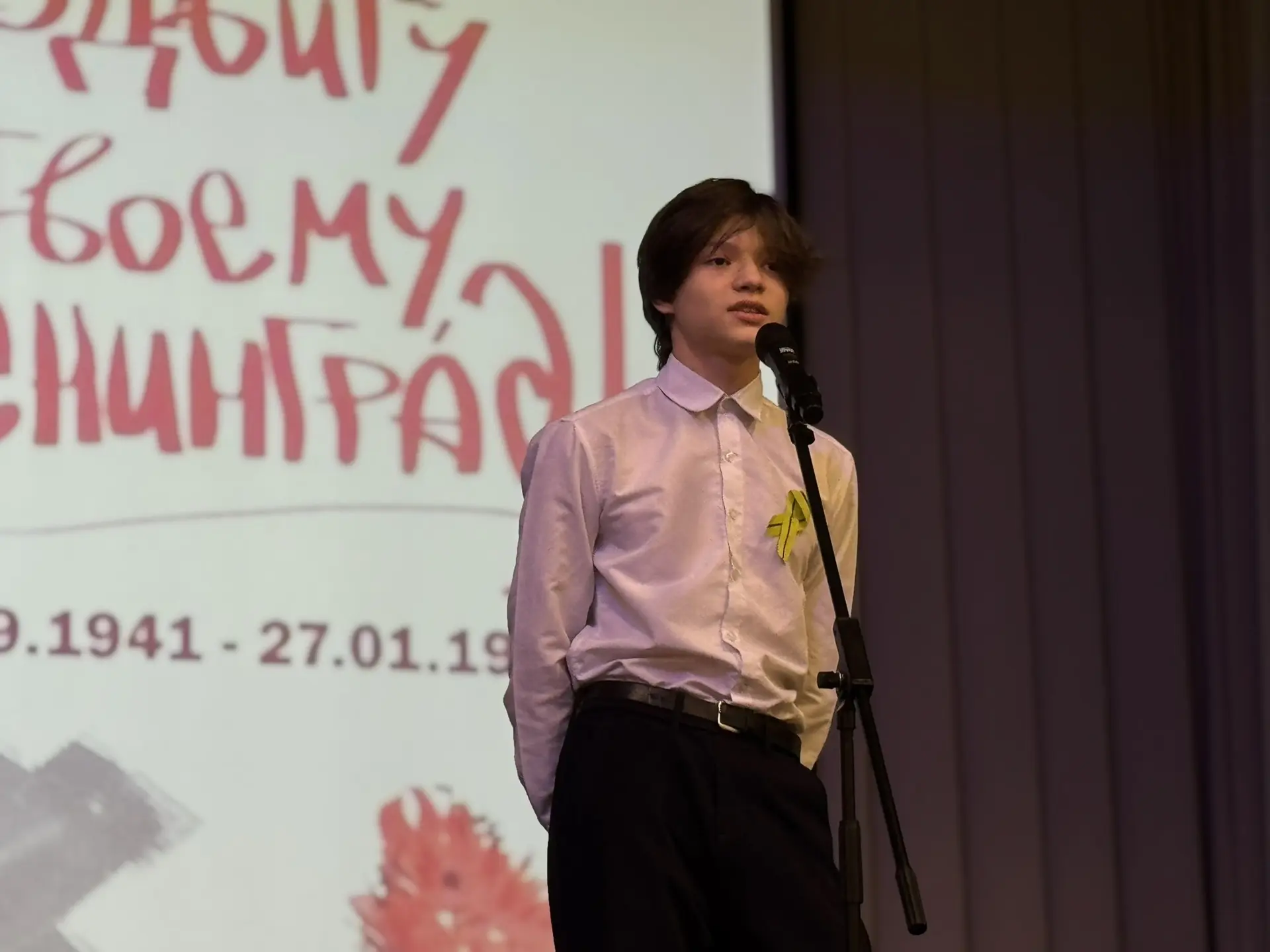 📖 «И ПОМНИТЬ СТРАШНО, И ЗАБЫТЬ НЕЛЬЗЯ…»  Сегодня в нашей школе звучали не просто стихи — звучала пам