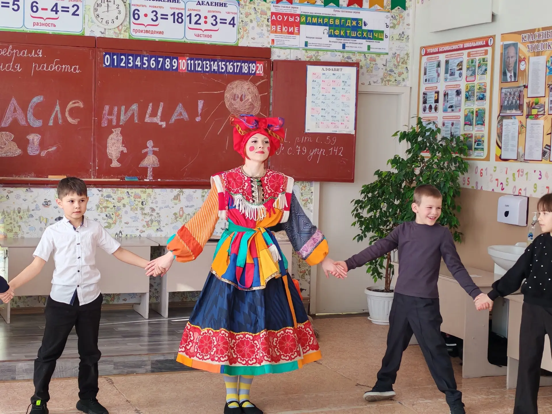🥞Как мы праздновали Масленицу в классе!🥞  2б  класс с размахом отметил Масленицу — яркий, весёлый и 