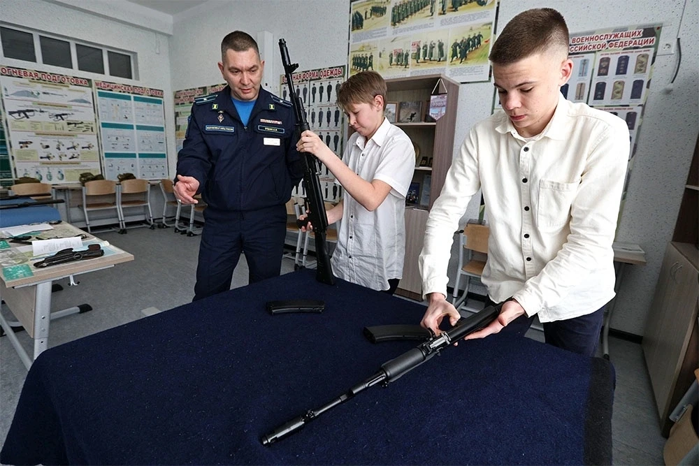 ⚡Сборы, строевая и выезд в лес, а девочкам — по желанию. Стал известен курс начальной в...