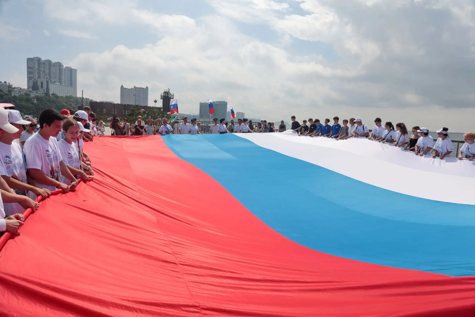 День флага во Владивостоке: единство, творчество и масштаб 🇷🇺