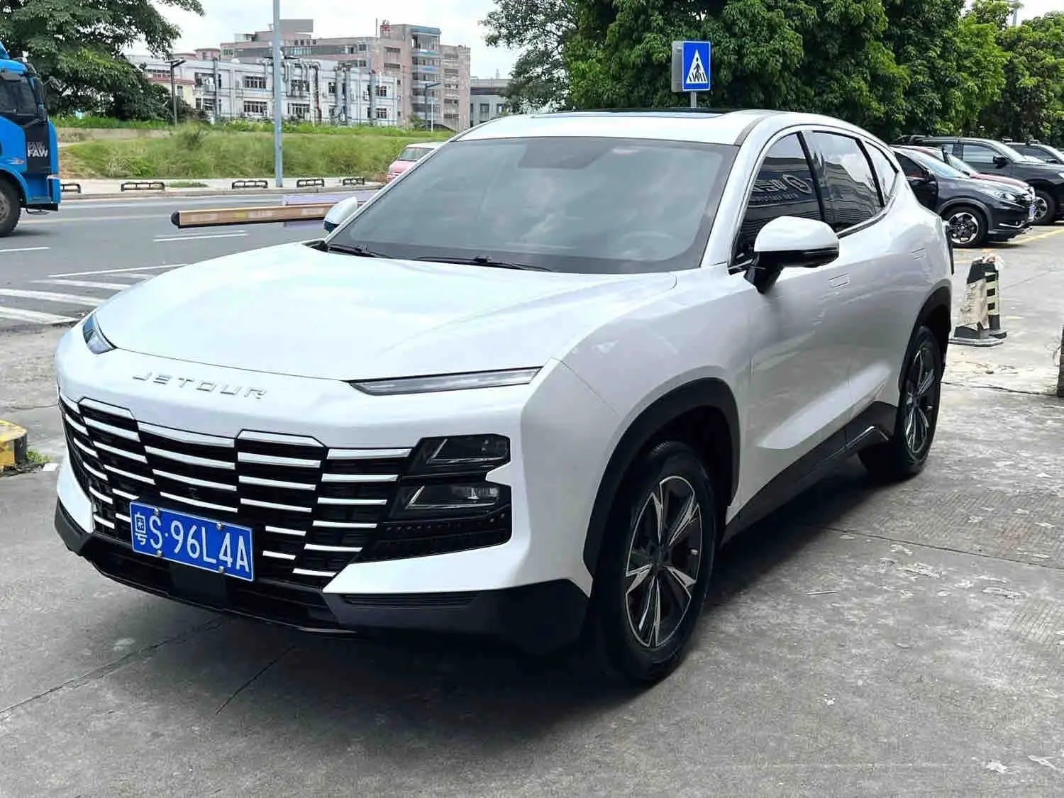 КИТАЙСКИЙ СТИЛЬНЫЙ КРОССОВЕР — JETOUR DASHING 1.5T XINGYAO PRO