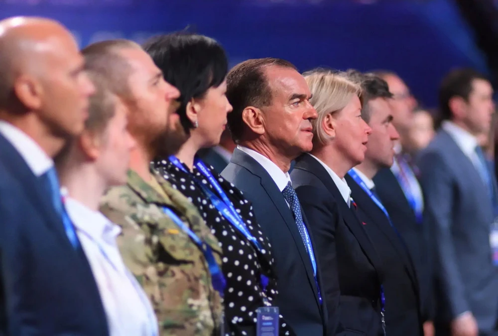Губернатор Кондратьев посетил съезд "Единой России", где выступает Путин