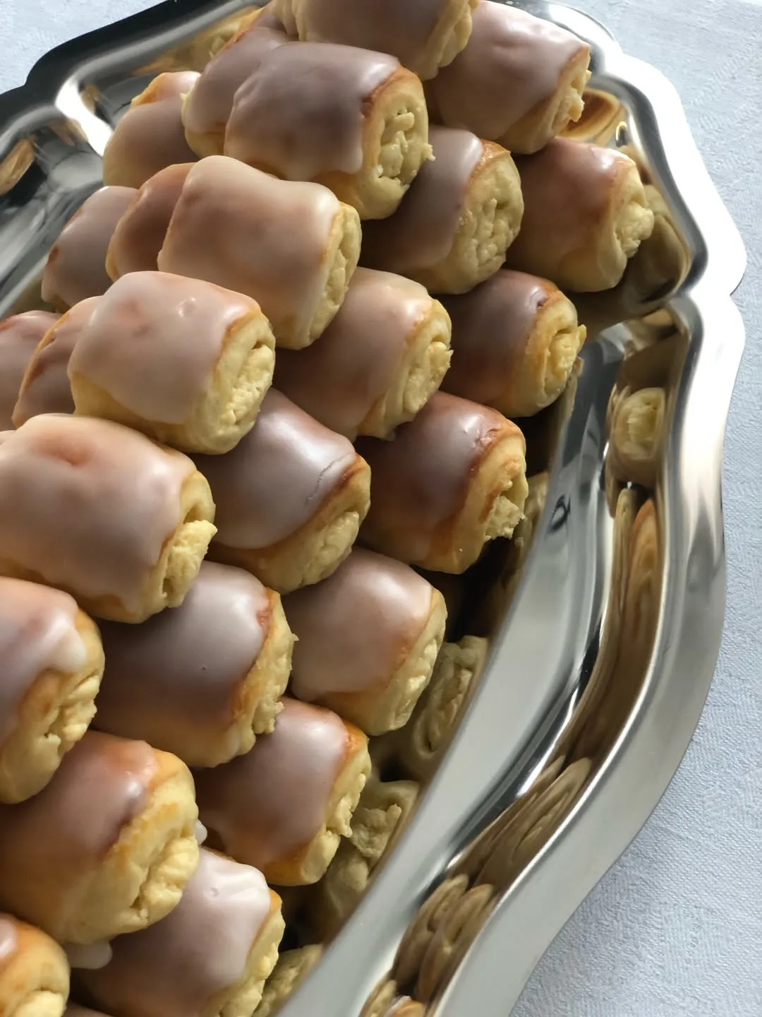 Дрожжевые булочки с творогом и глазурью🥐 Получаются очень вкусные, и простые в приготовлении😍  Из од