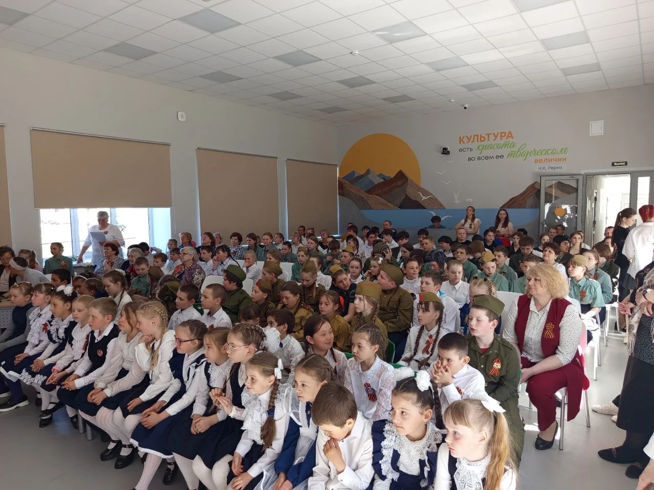 Эхо войны в сердцах поколений: в нашей школе прошел XXII фестиваль военной песни 🎖