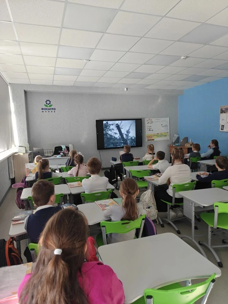 📚Новая учебная неделя в нашей школе началась традиционно - с торжественного выноса флага и исполнени