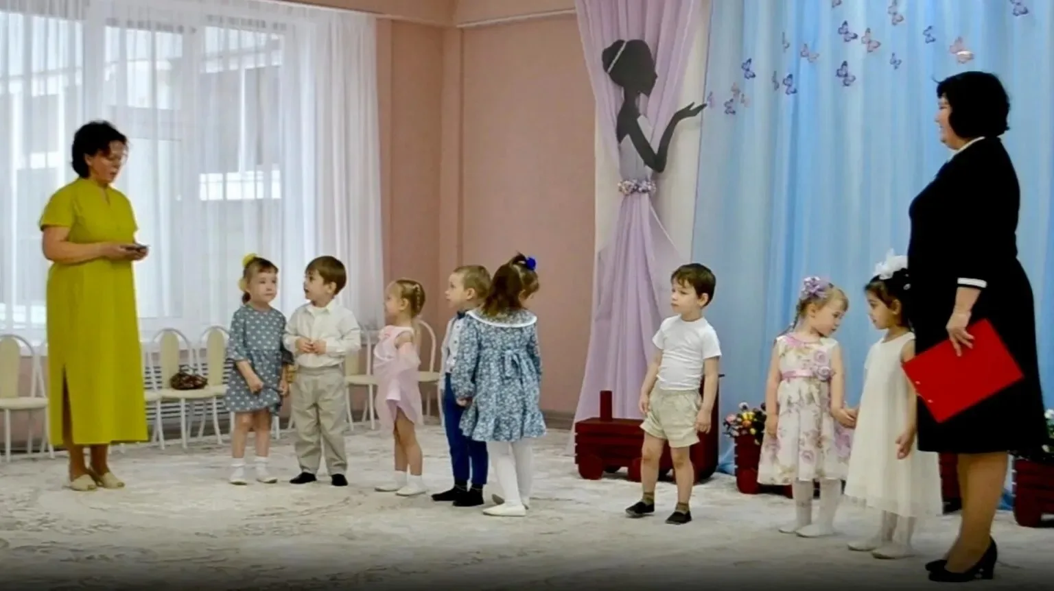 🌸В нашей младшей группе прошёл чудесный утренник, посвящённый 8 Марта, — «Цветы для мамы»!🌸

Мал
