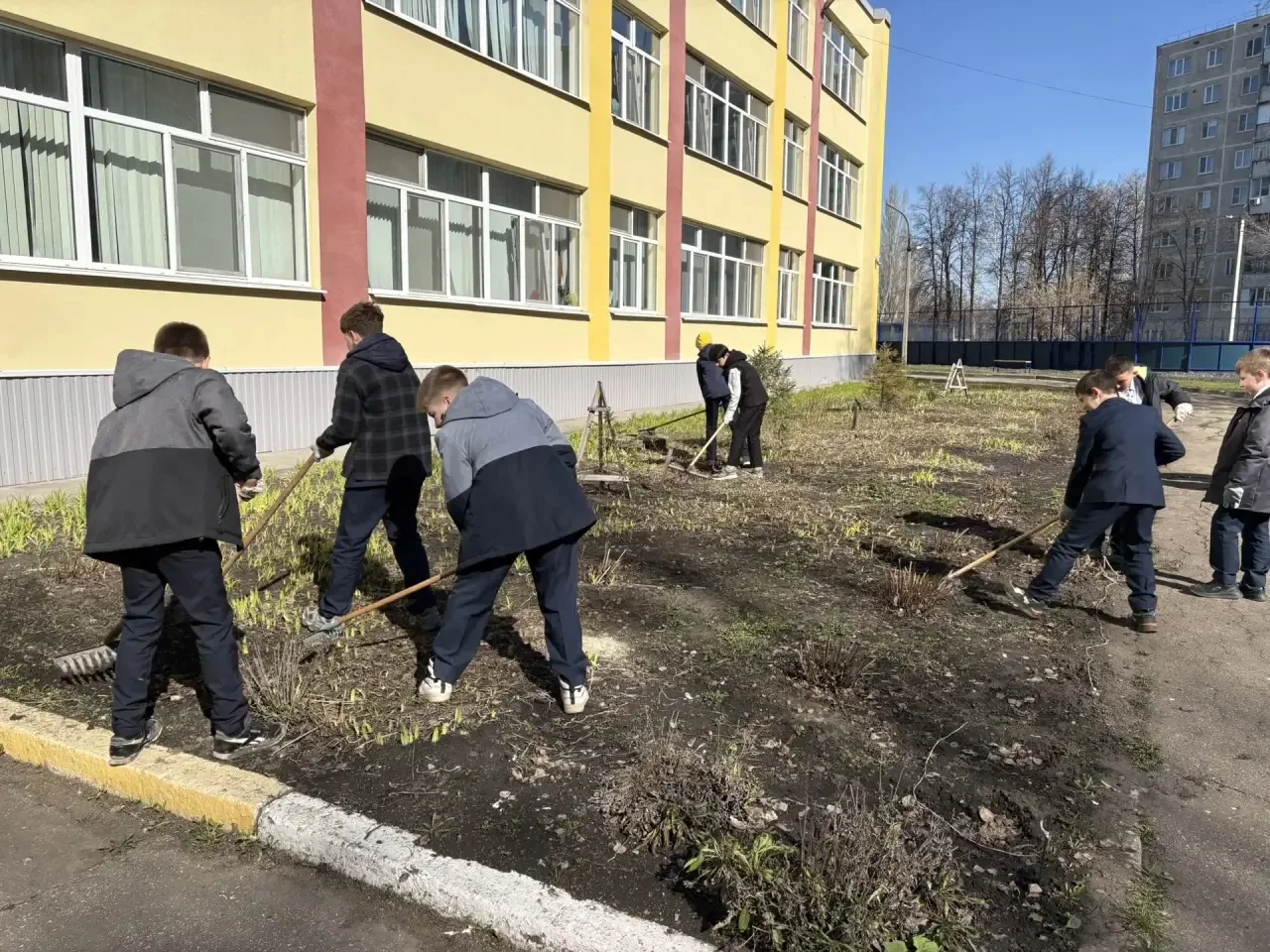 Весенний субботник в нашей школе!   Ребята 5А класса вышли на весеннюю уборку пришкольной территории