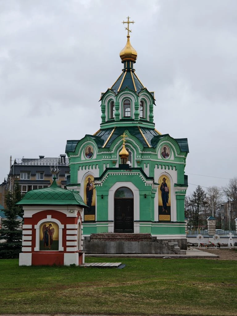 Первая точка маршрута выездного совещания  - Троицкая церковь, Макарье. Здесь паломники отдыхают, на