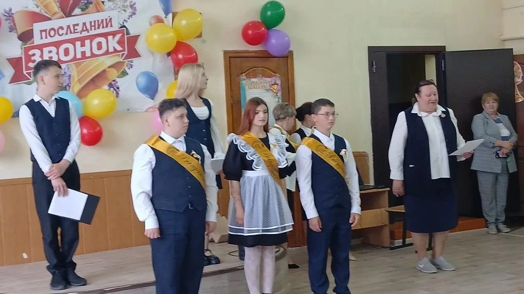 26 мая  в МКОУ Песковатская проходила торжественная линейка, посвященная Последнему звонку, прозвене