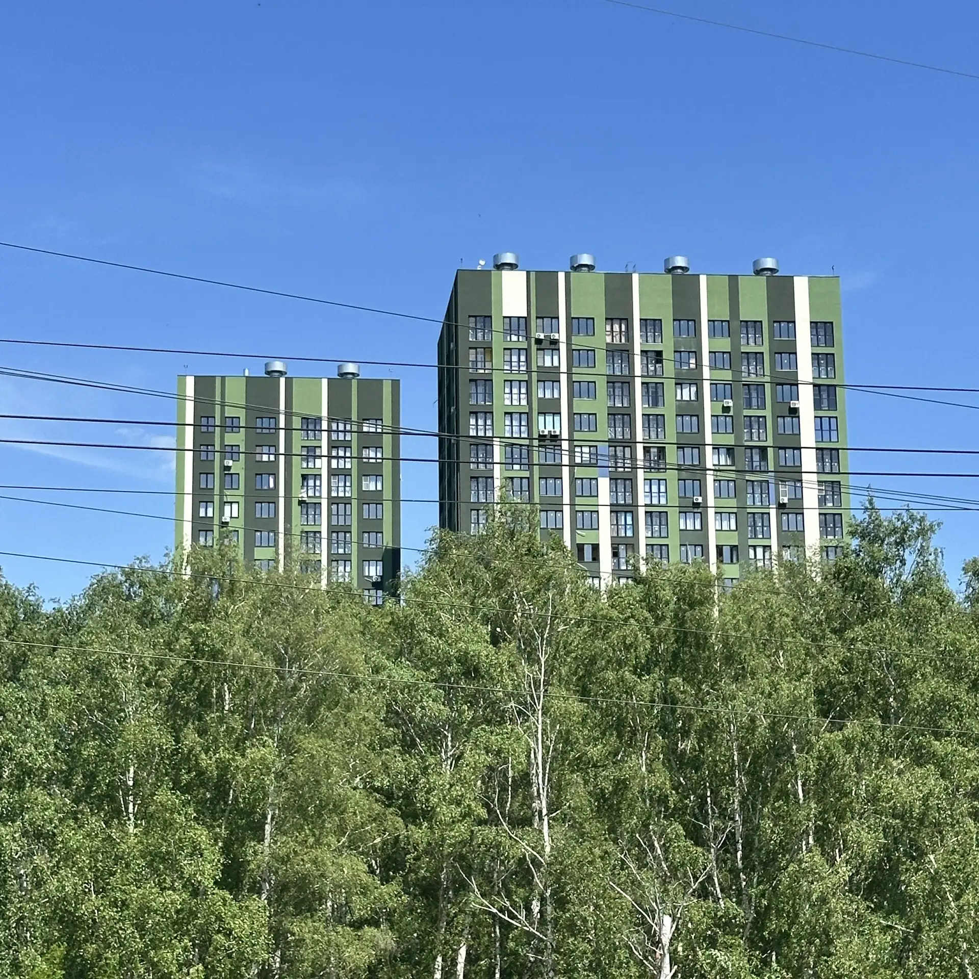 🌳Вот в этом ЖК, например, очень спокойная атмосфера как на территории, так и за ее пре...