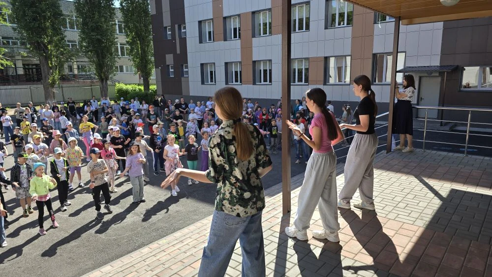 Отдыхающие школьного лагеря «Цветочный город» заряжают позитивом на полную!