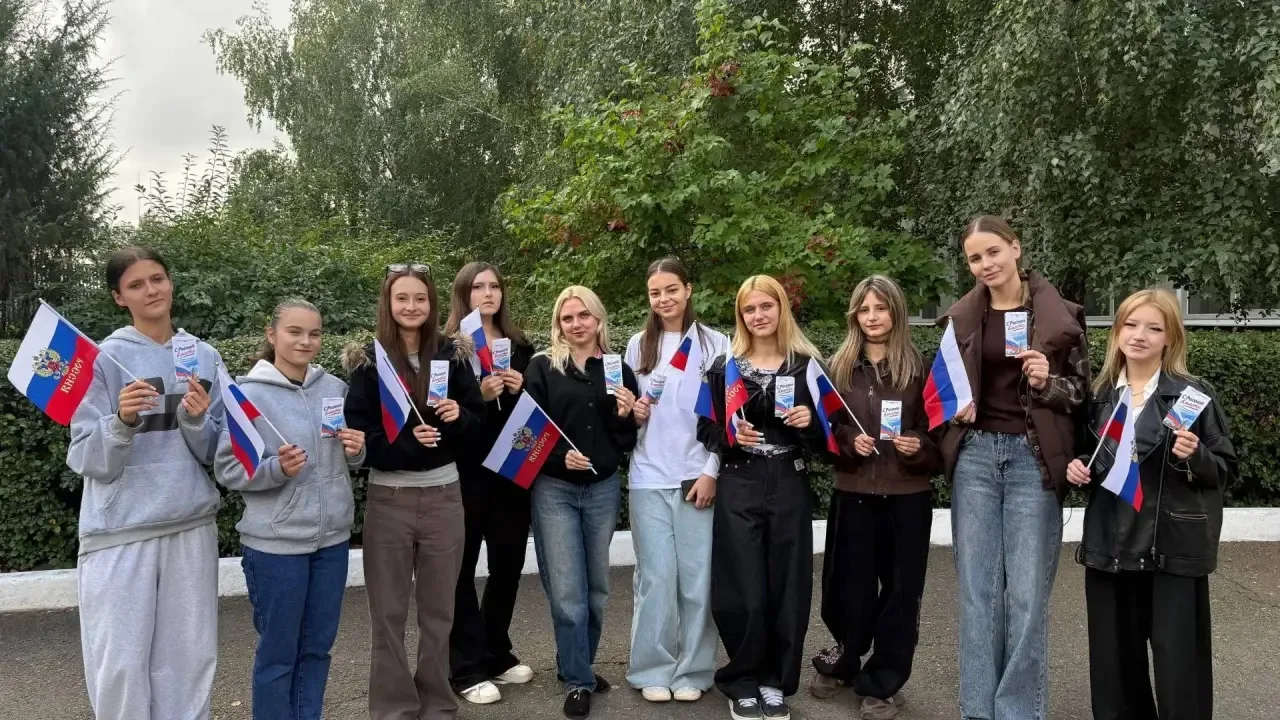 🇷🇺❤️🕊️ «С Россией в сердце»: активисты Ровеньковского колледжа ЛГПУ поздравили горож...