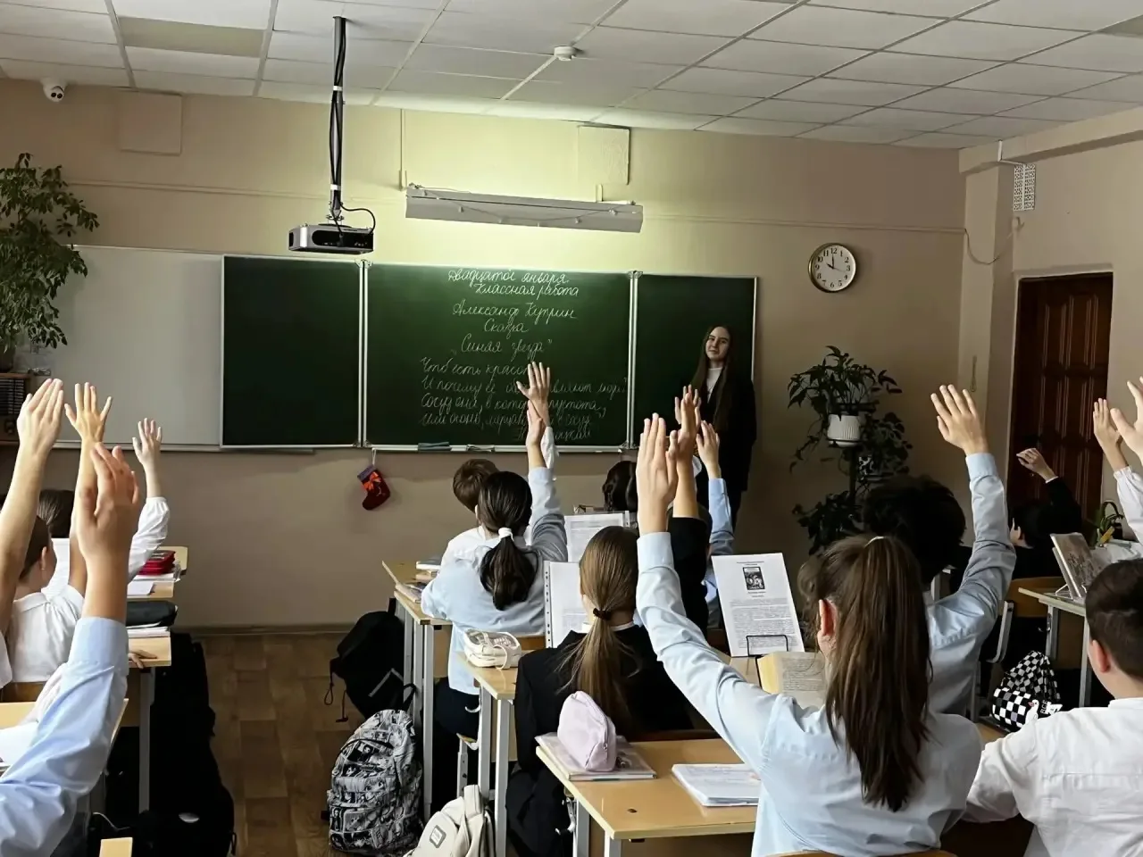 Что есть красота,  И почему её обожествляют люди? Сосуд она, в котором пустота, Или огонь,мерцающий 