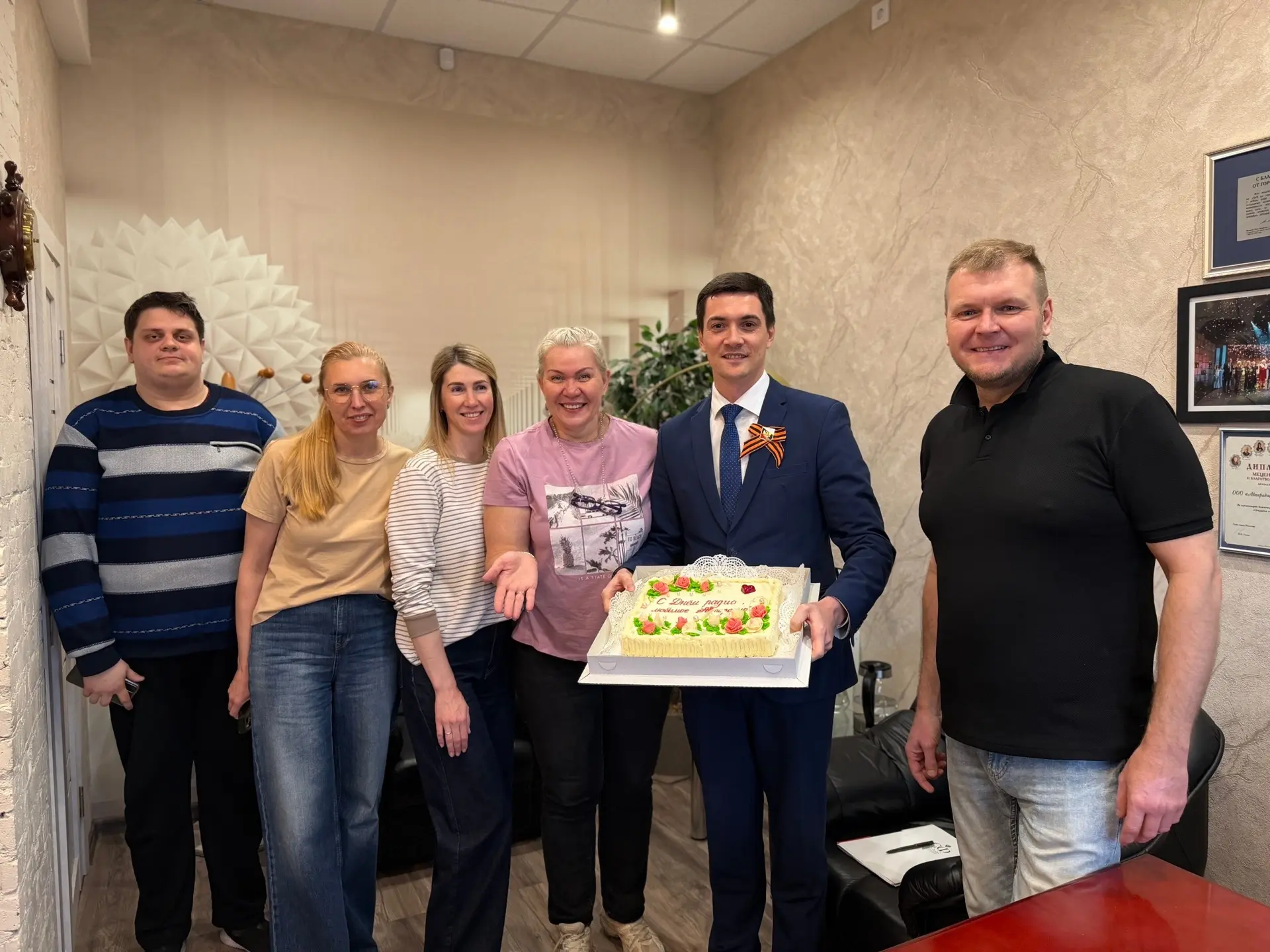 🎙В День радио на радио!  Дорогие друзья! Прямо сейчас в прямом эфире на волне 101,2 FM — Авторадио Ч