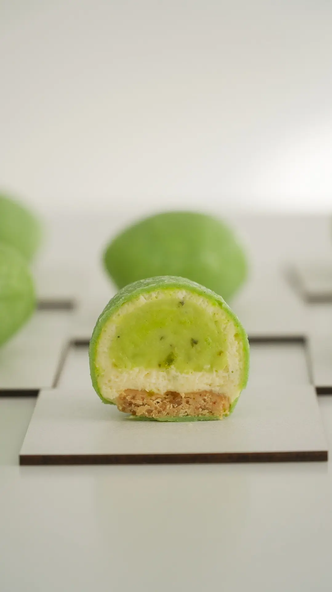 разрезы корпусных!  🍋‍🟩лайм  -хрустящий крамбл  -кремё лайм-мята  -лаймовый крем (в двух версиях)  ☕