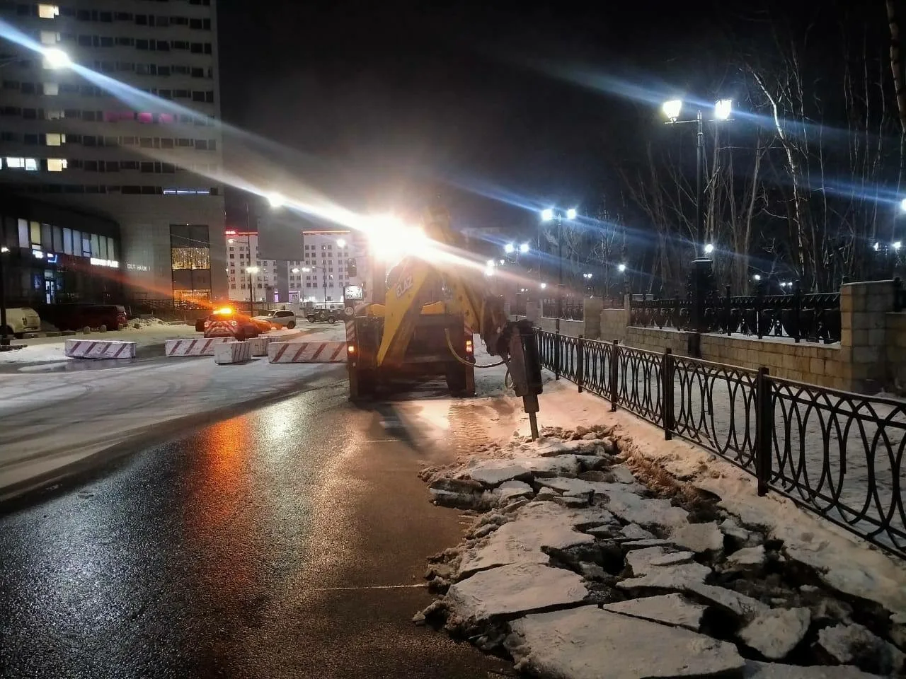 В природе ничего не пропадает, кроме исполнившихся надежд.  Едешь домой с работы, ругаешь пробку, ко