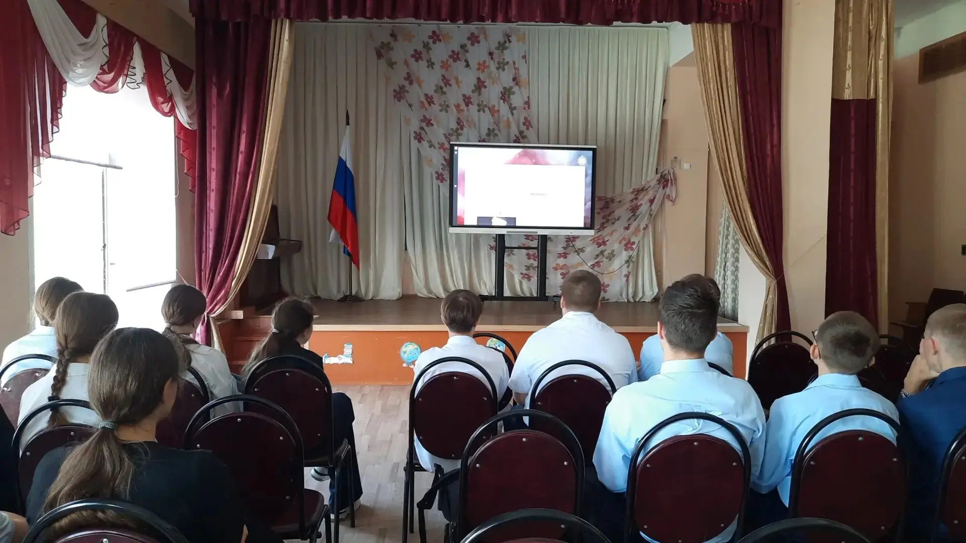3 сентября  в 9а классе МОУ СОШN3 р.п.Земетчино был проведен классный час ,посвященный ...