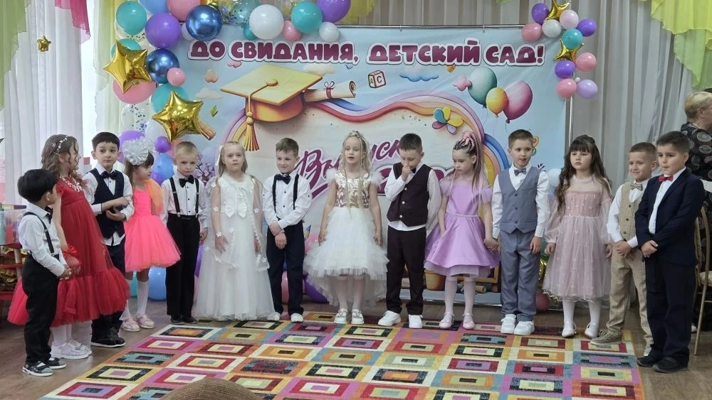 Сегодня в нашем детском саду прошёл выпускной. С волнением и лёгкой грустью ребята попр...