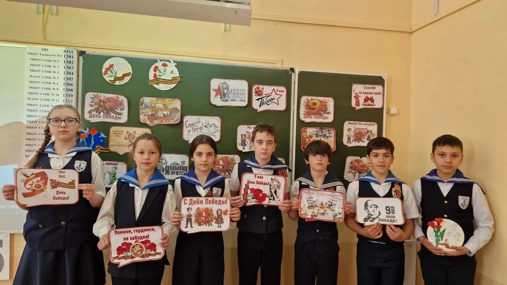🧑‍🏫 Сегодня в стенах нашей школы царит особая атмосфера — атмосфера глубокого уважения, памяти и гор