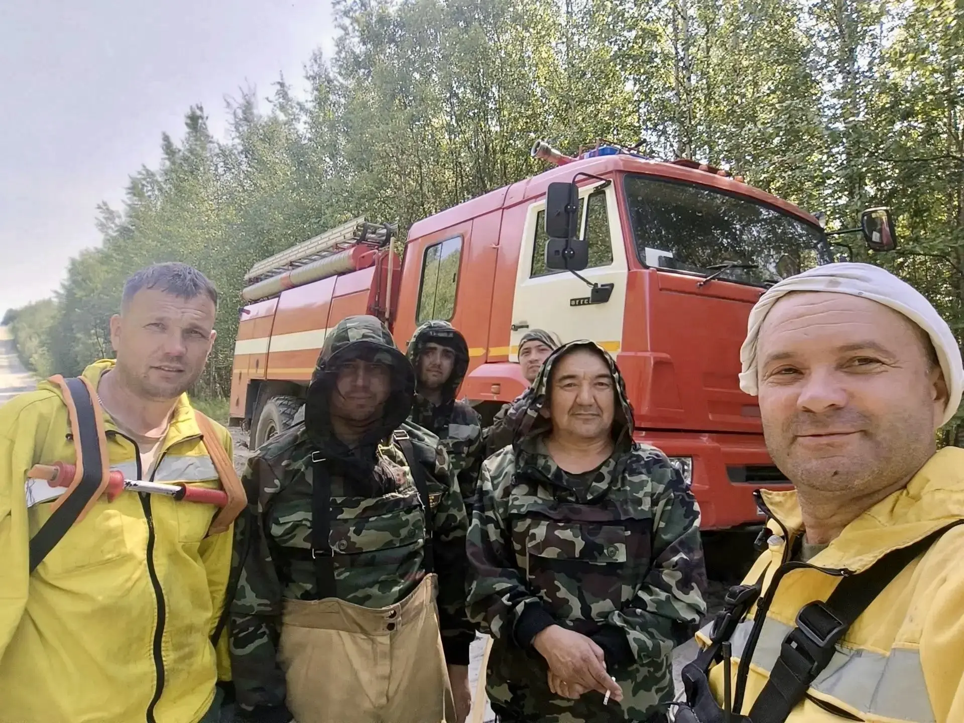 Один в поле не воин: тушение лесных пожаров – командная работа 👩🏻‍🚒
 
В течение июня-июля лесопож