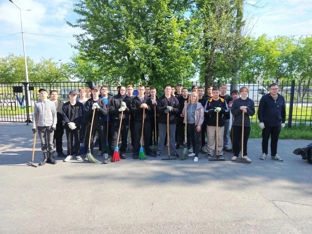 🧹 Субботник в техникуме: чистота начинается с главного входа!