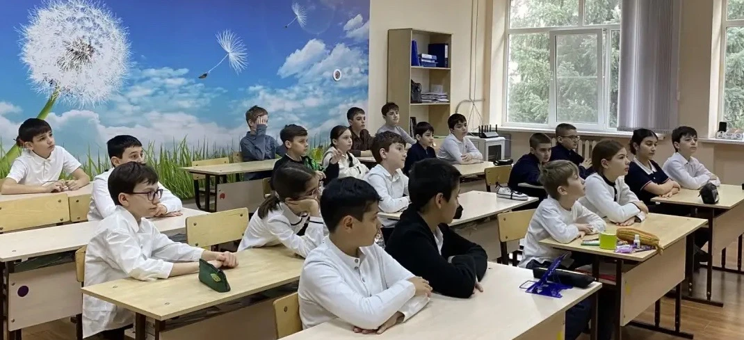 Утро понедельника 23 марта 2026 года в гимназии традиционно началось с торжественной ли...