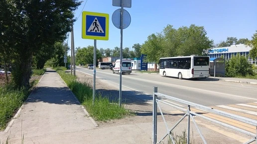 В Екатеринбурге водитель перенес на руках пешехода с тростью через переход