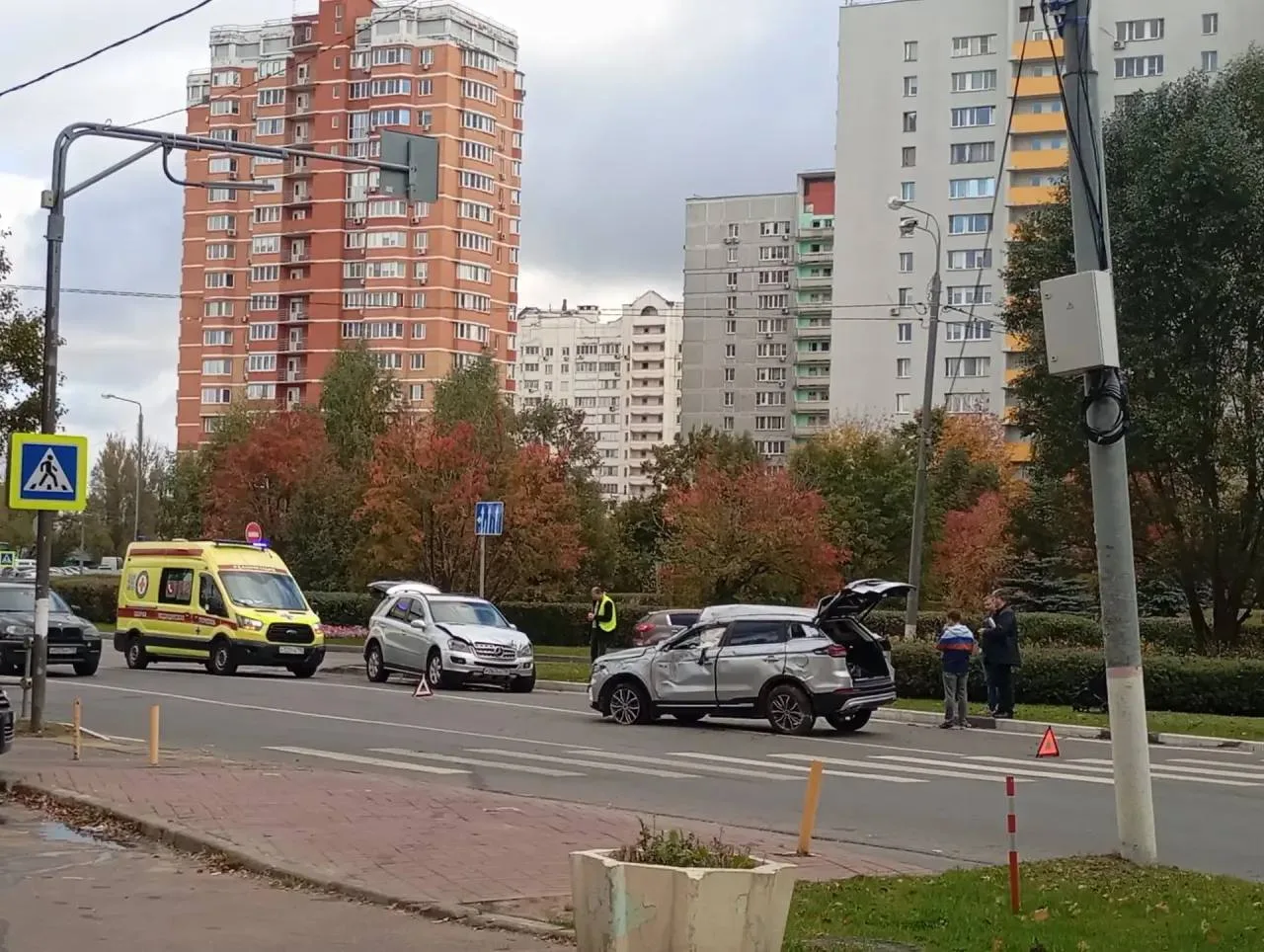 На перекрестке улиц Белобородова и Олимпийского проспекта снова случилась авария.