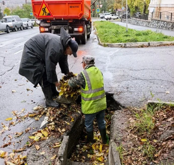 Находка, дорожники разгребают последствия вчерашнего циклона.