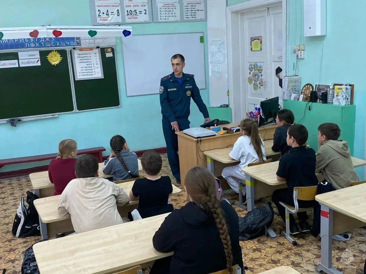 📖 Огнеборцы провели открытые уроки, посвященные безопасности в дни летних школьных каникул.  🏢 В пос