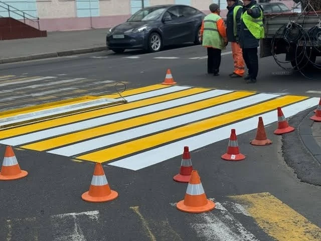 В Сургуте начали обновлять дорожную разметку.  Первые улицы, где дорожные службы нанесли свежую разм