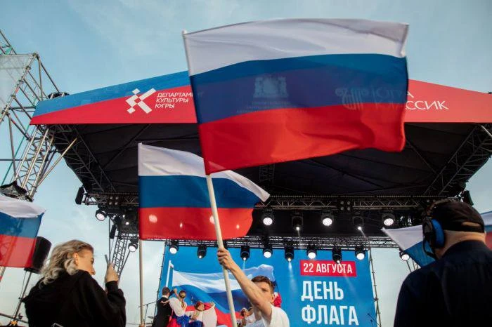 Руслан Кухарук поздравил жителей Югры с Днем российского флага