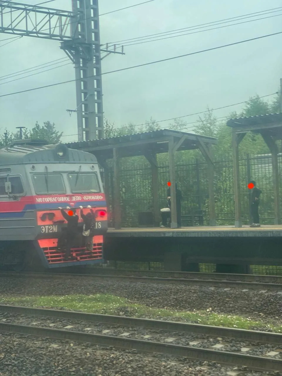 На МЦД снова заметили детей, которые играют со смертью, цепляясь за поезда. 

Родители, пожалуйста, 