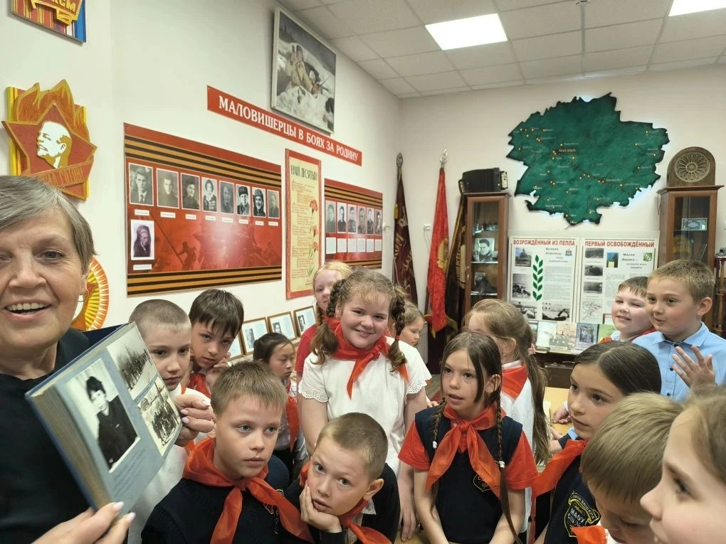 Сегодня  3 «А» класс побывал на очень интересной и познавательной экскурсии в школьном ...