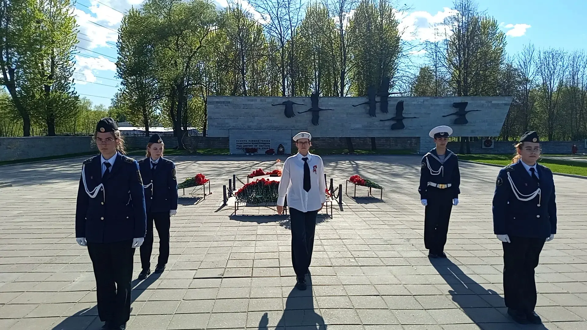 ДЕНЬ ПОБЕДЫ  В самый главный день — День Великой Победы — наша ученица вместе со студентами Морской 