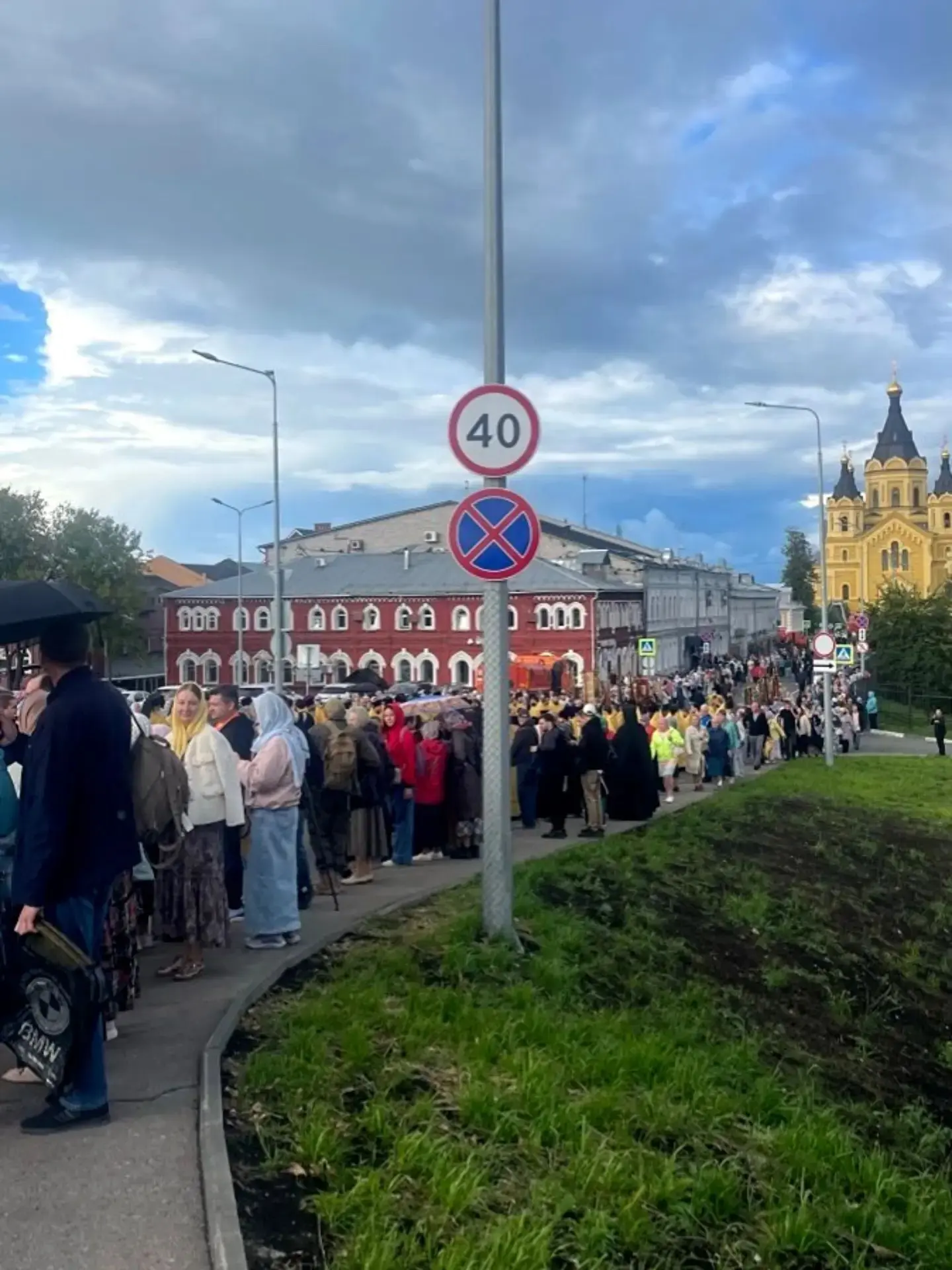 🙏 Вот такая очередь сейчас выстроилась у Александро-Невского собора.
