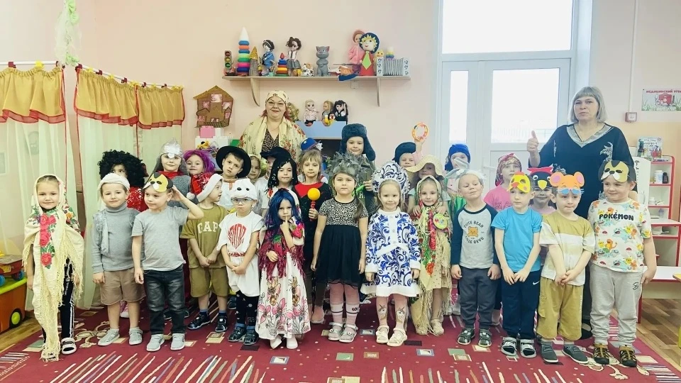 Коляда! Коляда!⭐️✨⭐️🎭

🍬🍭🍬🍭🍬
Наш любимый детский сад целый день ликует,
Потому что всей гурьбо