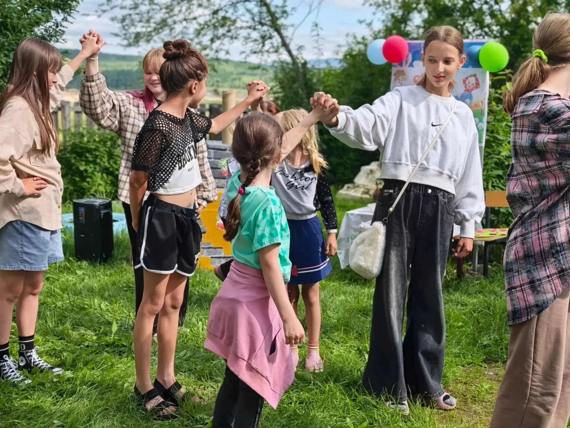 В селе Нижняя Шахтама на приклубной площадке библиотекарь Матафонова О. А. и клубный специалист Чере