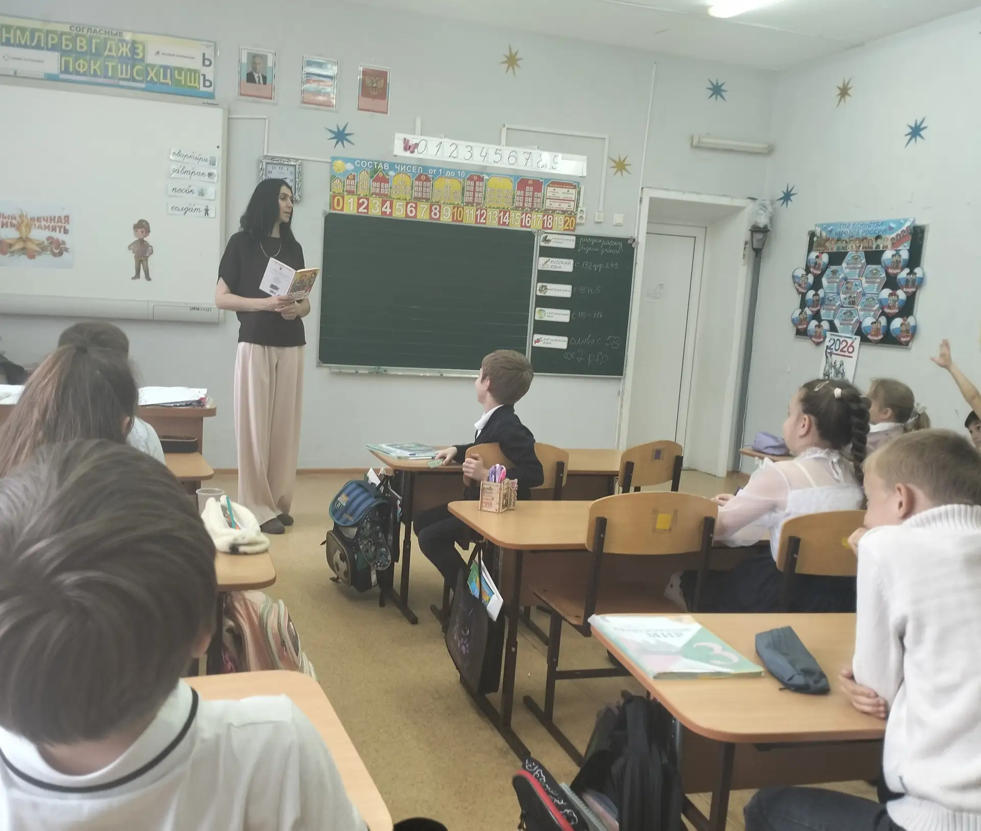 Беседа  «Быть здоровым я хочу» для школьников начальных классов школы № 23.  С ребятами...
