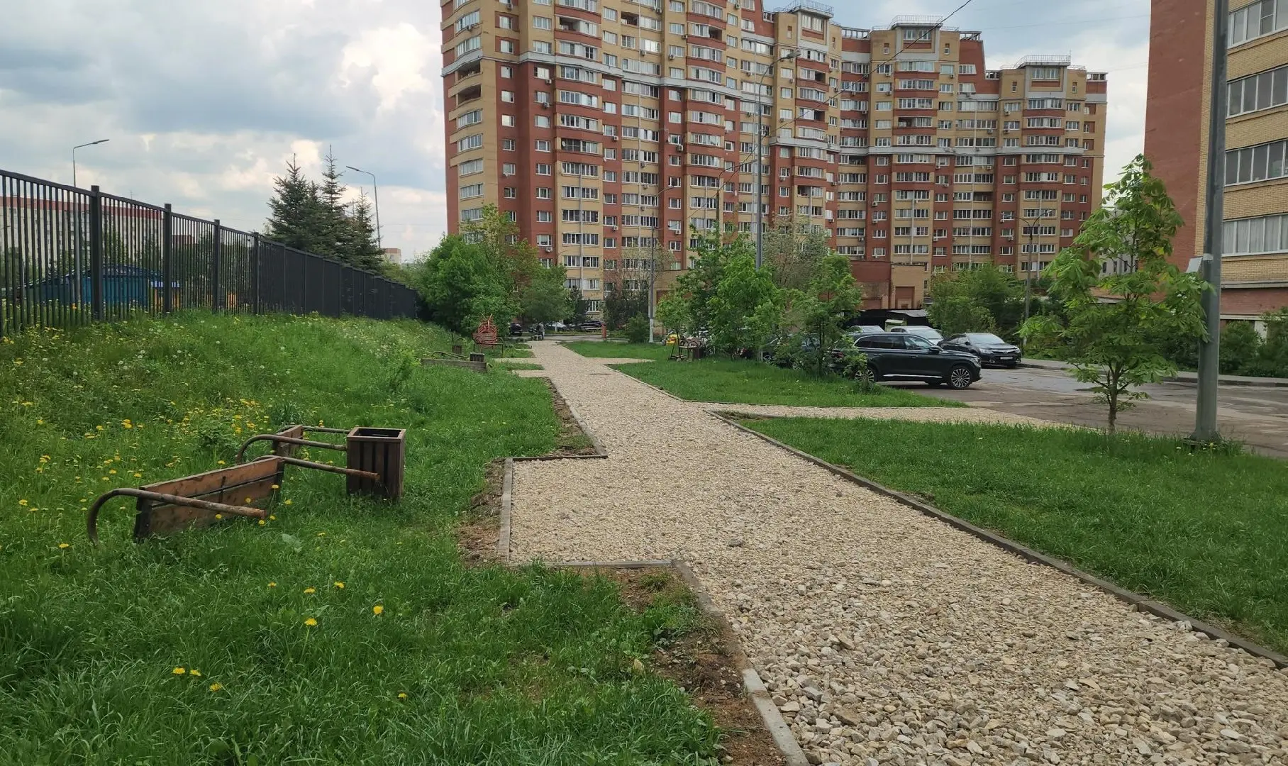 В Красногорске на Успенской улице начали обустраивать народные тропы.  Работы обещают закончить 20 м