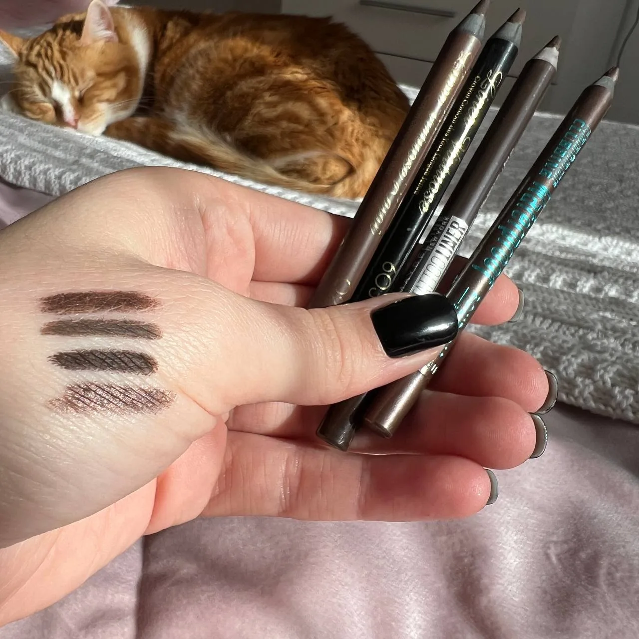 Мой топ стойких коричневых карандашей для глаз  Сверху вниз: 😇 Liner Virtuose Kajal от Vivienne Sabo