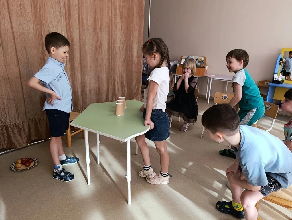 На этой неделе на кружке "Русская изба"  ребята узнали, как праздновали праздник Пасхи ...