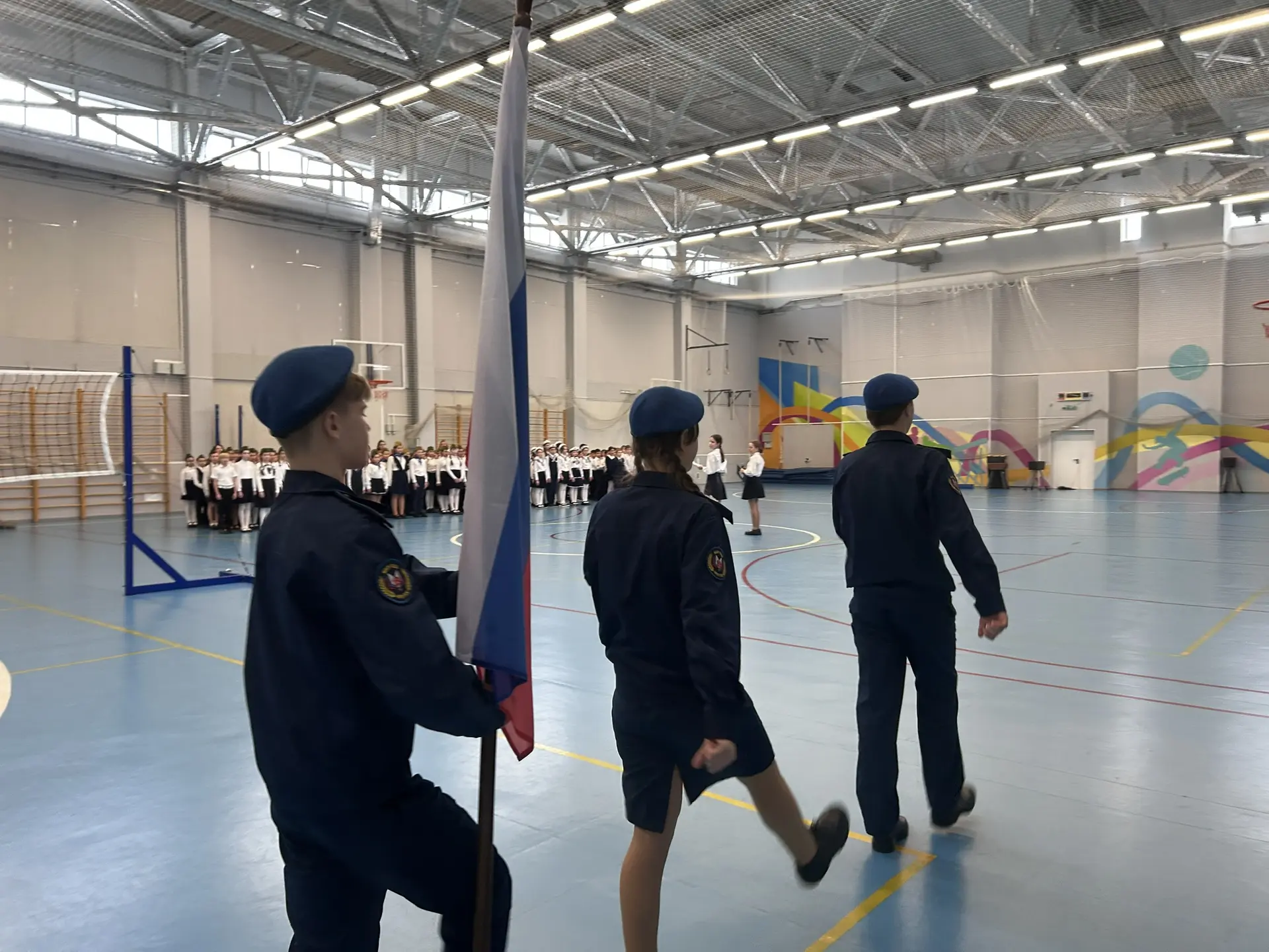 Смотр строя и песни: шаг в ритме патриотизма!  Сегодня в нашей школе было особенно торжественно и во