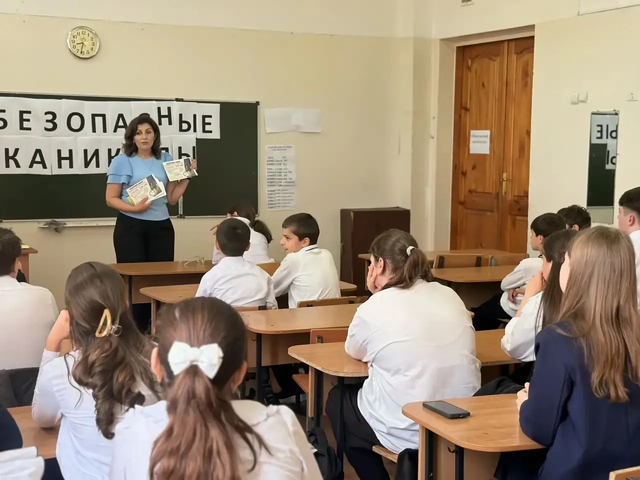В преддверии каникул в 8Б и 5Б классах прошел Единый день профилактики. Социальный педагог Кубанова 