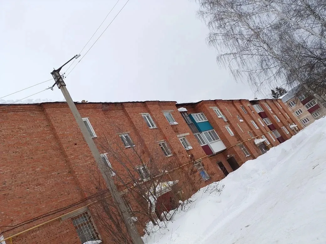 Суворова18 очистили край крыши от снега, наледи и снеговых навесов. Очистили козырьки.