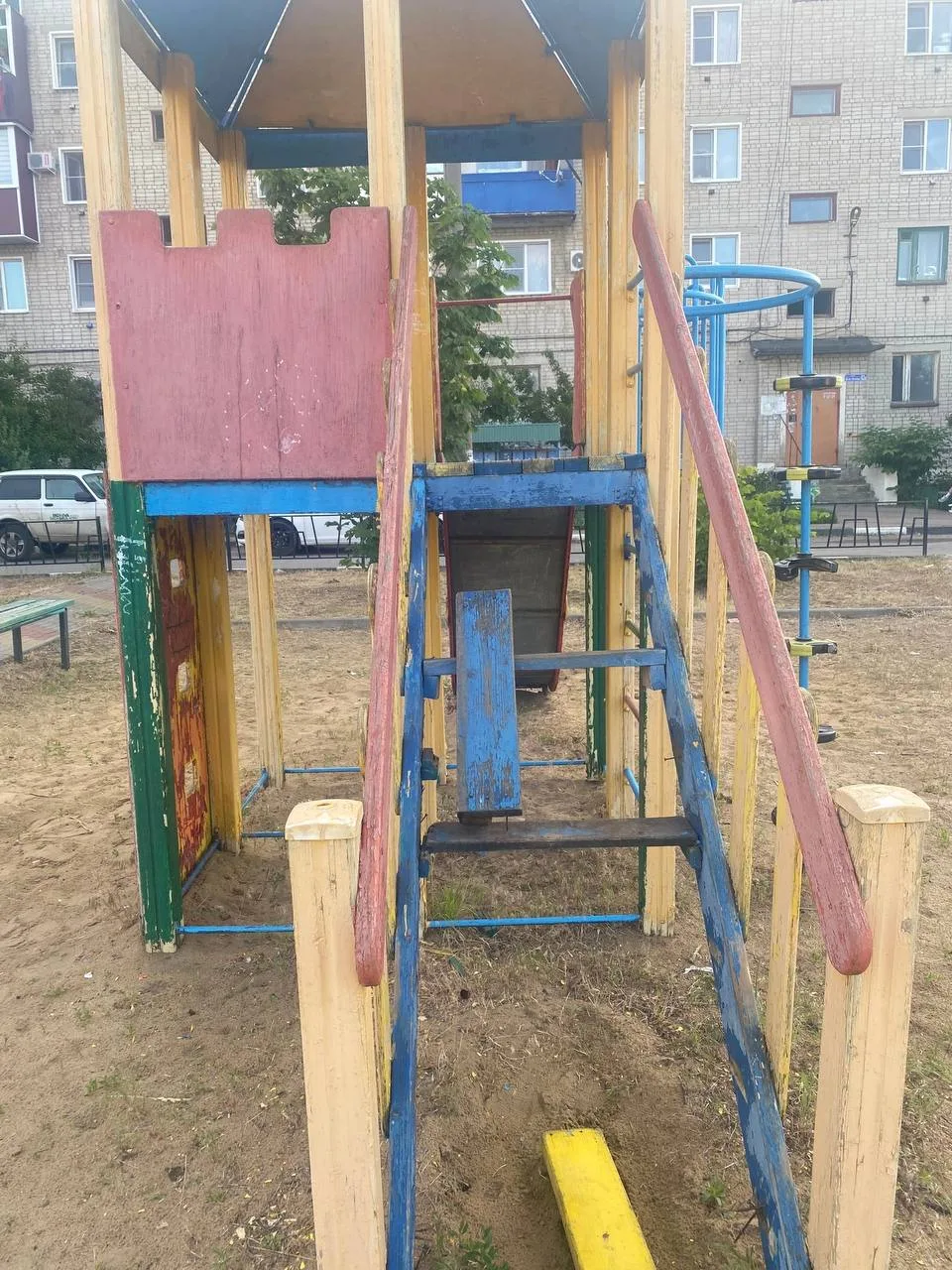 ⚠️ Жители Лисок просят привести в порядок аварийную детскую площадку на улице Василия Буракова, 14.
