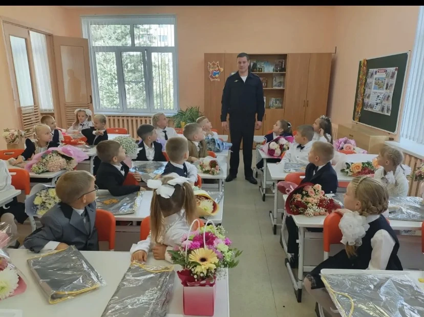 У первоклассников сегодня особый день. Правила дорожного движения ребята повторили с за...