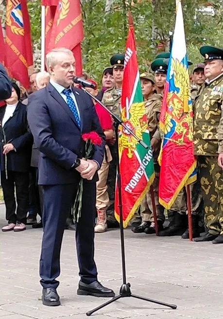 СТУДЕНТЫ КОЛЛЕДЖА ПОЧТИЛИ ПАМЯТЬ ЖЕРТВ ТЕРРОРИЗМА НА ПЛОЩАДИ ГУБКИНА